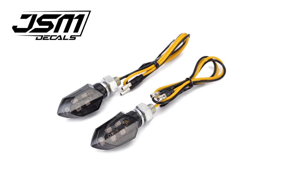 Kaksi mini LED-vilkkua kelta-mustilla johdoilla, sijoitettuna valkoiselle taustalle. Yläkulmassa JSM Decals -logo.